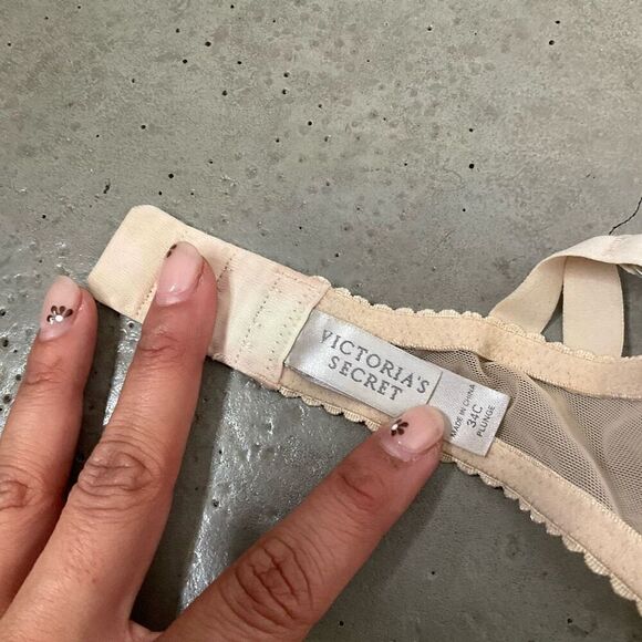 Victoria’s Secret Vintage Lace Bra - Picture 3 of 3